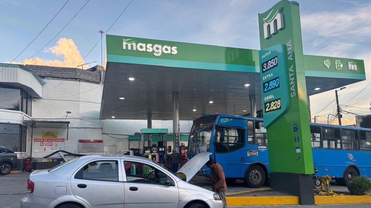 El precio de los combustibles en Ecuador se actualiza de manera mensual.