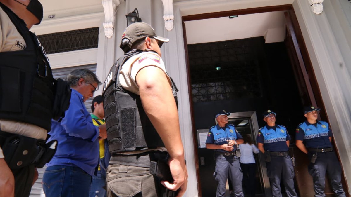 Oficiales de la Policía Nacional ingresaron al municipio como parte de un procedimiento.