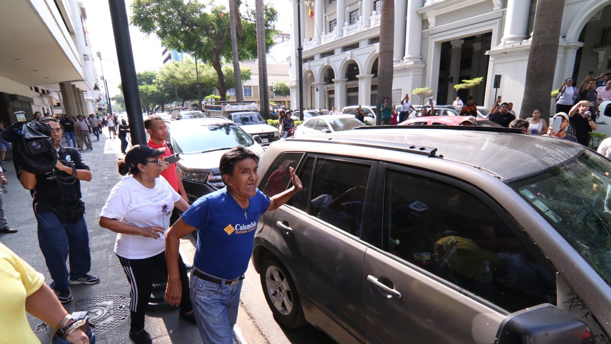 Municipio de Guayaquil responde tras operativo por documentos falsos.