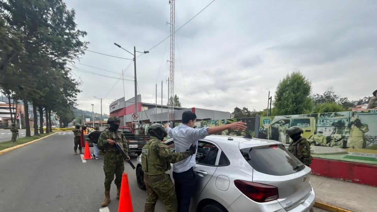 Presencia militar se reforzará en vías y zonas urbanas durante el estado de excepción en Ecuador.
