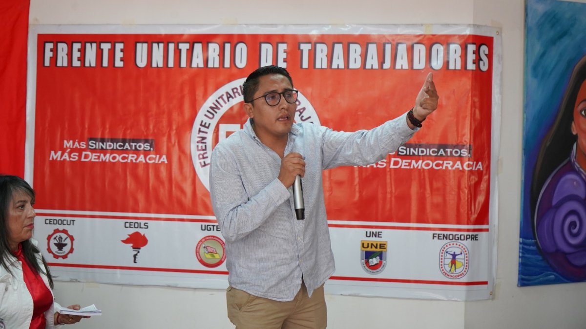 Presidente de la UNE, Andrés Quishpe, anuncia movilizaciones el 8 de abril y 1 de mayo contra el IVA al 15% en productos básicos.