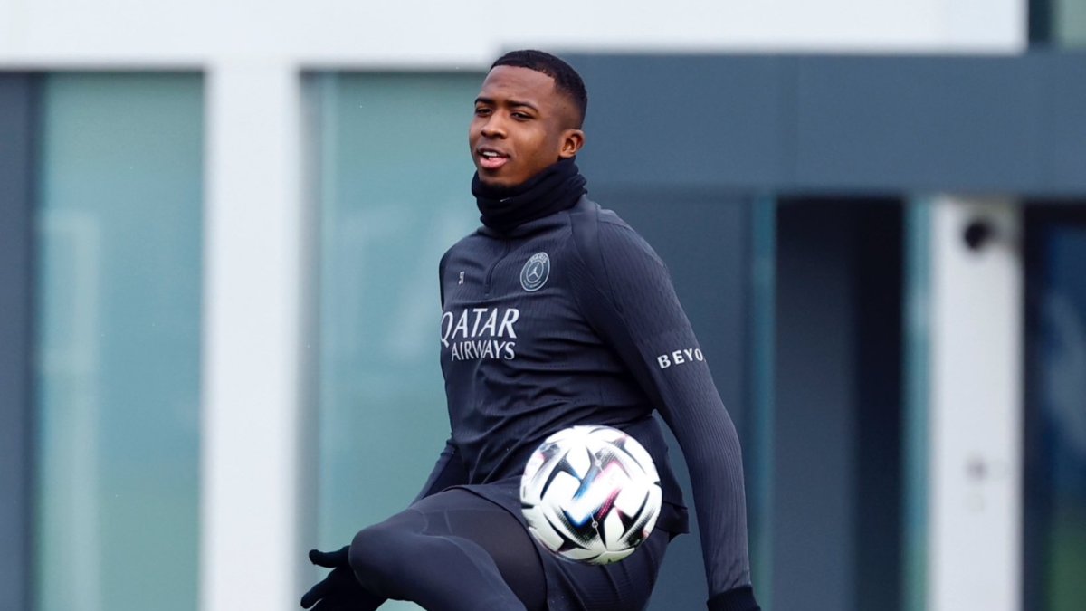 Willian Pacho en el entrenamiento de PSG, previo al duelo de Champions League.