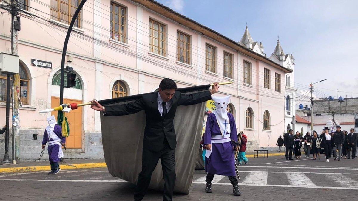 El arrastre de banderas se realiza desde la casa del prioste hasta llegar a la iglesia matriz del cantón