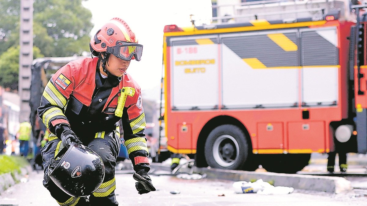 Siniestro. La Policía y el Municipio investigan el siniesro de un bus que dejó dos fallecidos en Quito.