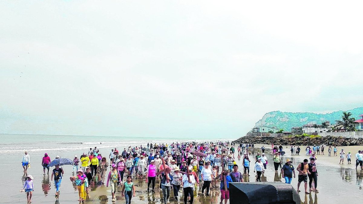 Procesión. Comuneros participaron de una caminata, en San Clemente, Manabí.