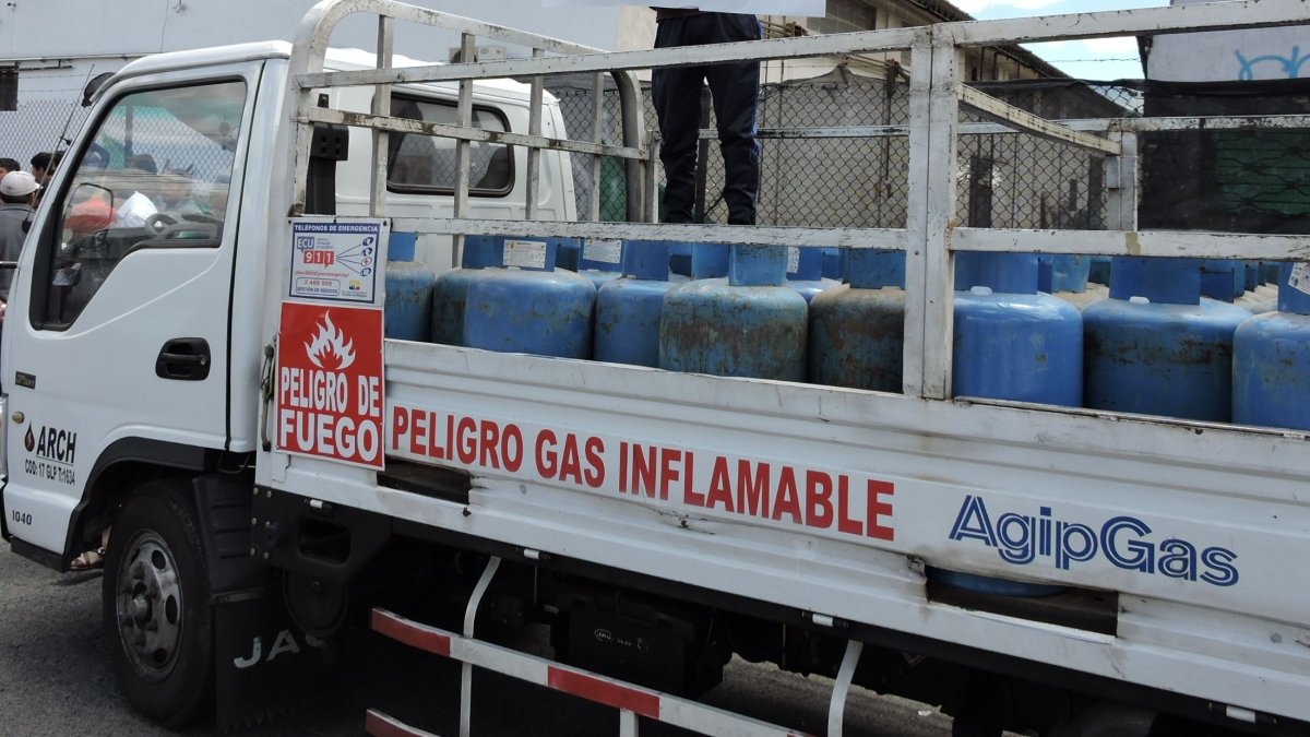 Imagen referencial. El conductor transportaba 76 cilindros de gas en Quito.