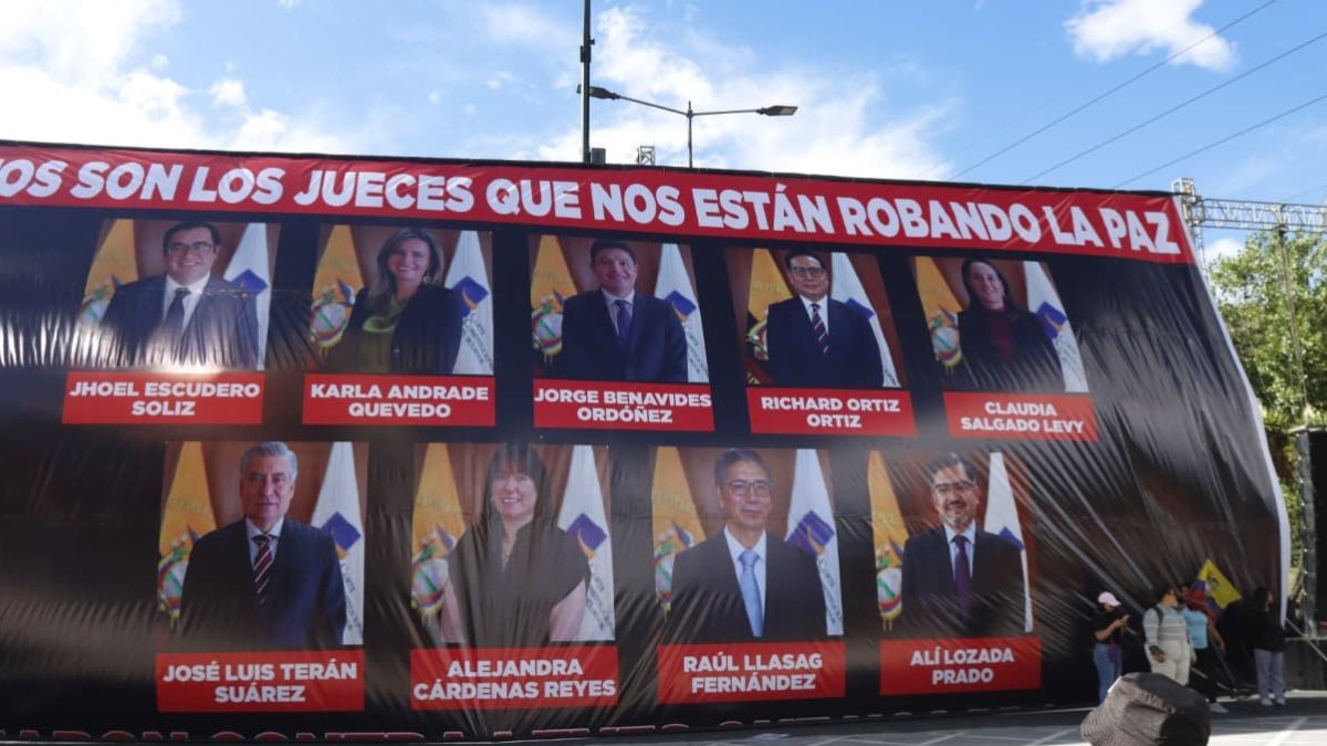 Pancarta. Los rostros de los jueces se expusieron en la marcha de Noboa contra la Corte, en agosto de 2025