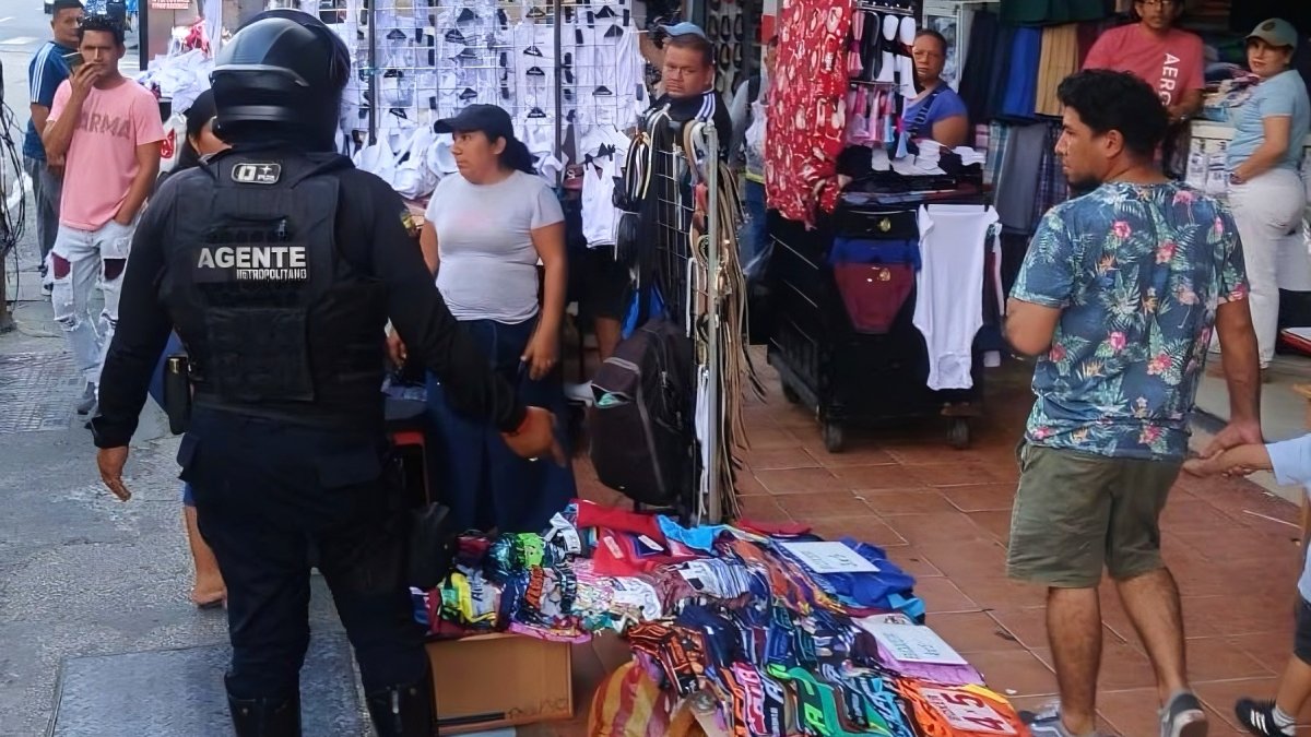 Agentes de control municipal (ACM) desalojaron a los comerciantes informales de las aceras en las cercanías del Mercado Central, en Guayaquil.