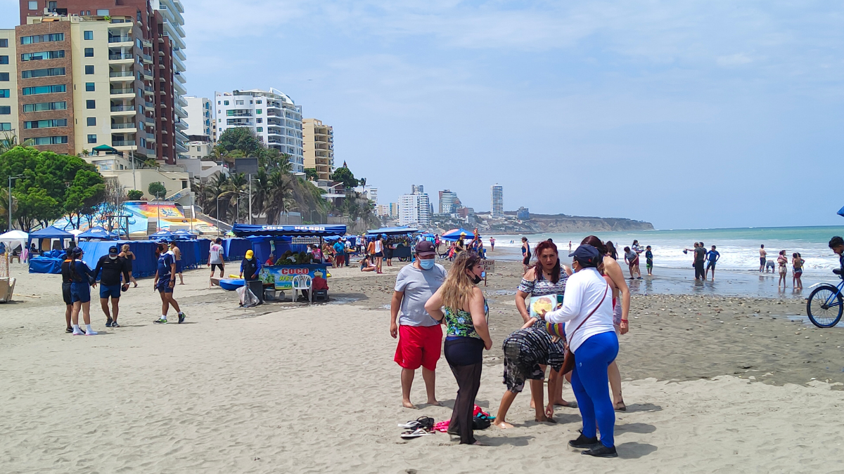 Referencial.Turistas disfrutan de la playa en Salinas, uno de los destinos más concurridos durante el reciente feriado.