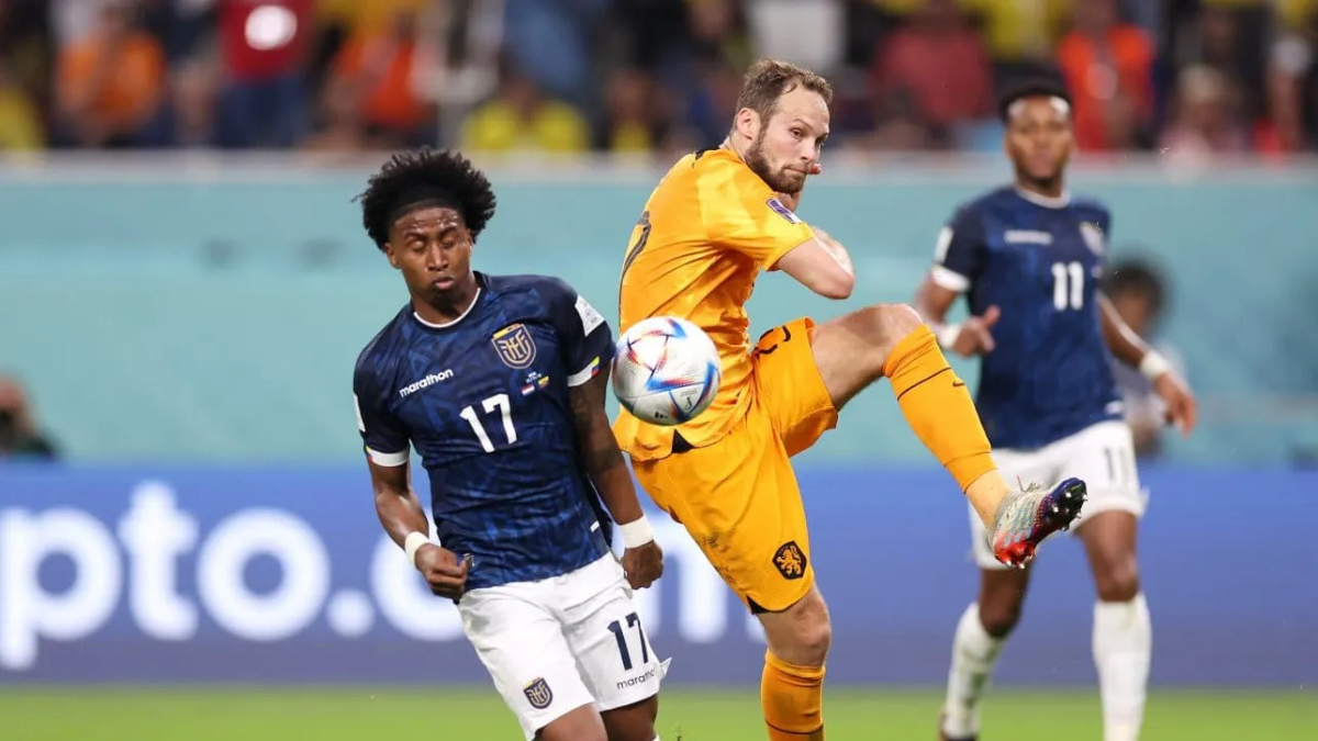 Angelo Preciado disputa un balón dividido frente a la marca de Daley Blind