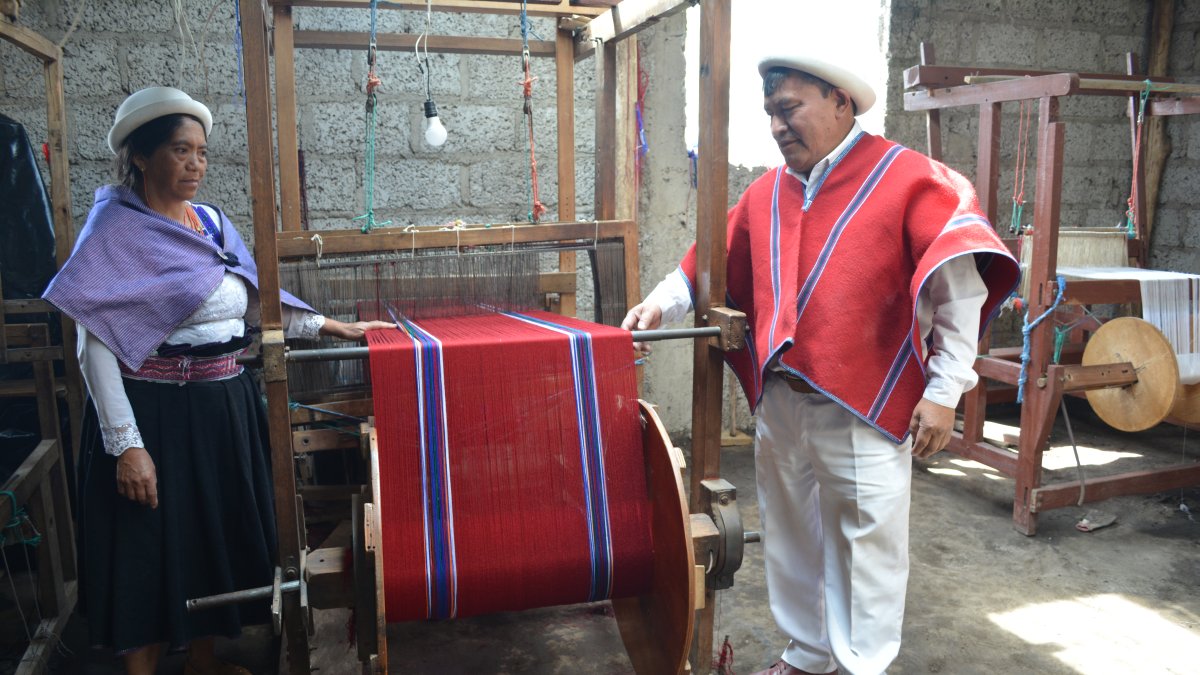 Nancy y José Sisa son los únicos que tejen la vestimenta indígena en Chibuleo San Francisco, sur de Ambato.