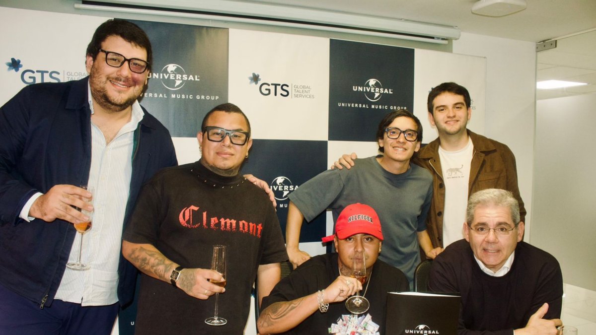 New Jerson en la firma de contrato en Universal Music Colombia.