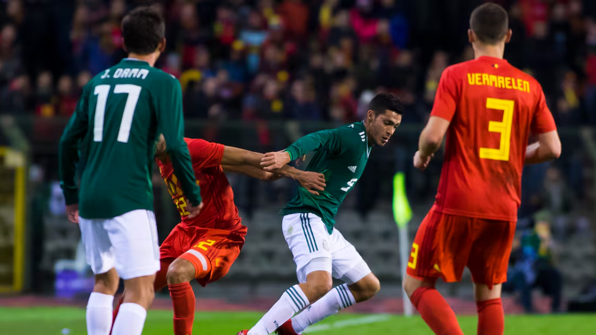 Raúl Jiménez intenta desbordar la defensa belga bajo la atenta mirada de Thomas Vermaelen