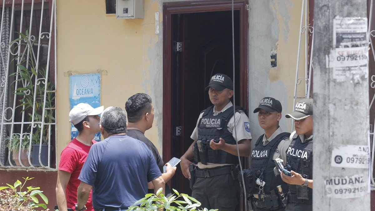 Agentes policiales acudieron al inmueble en el que hallaron al sociólogo y periodista Jorge Cuesta, en Sauces 6, norte de Guayaquil.