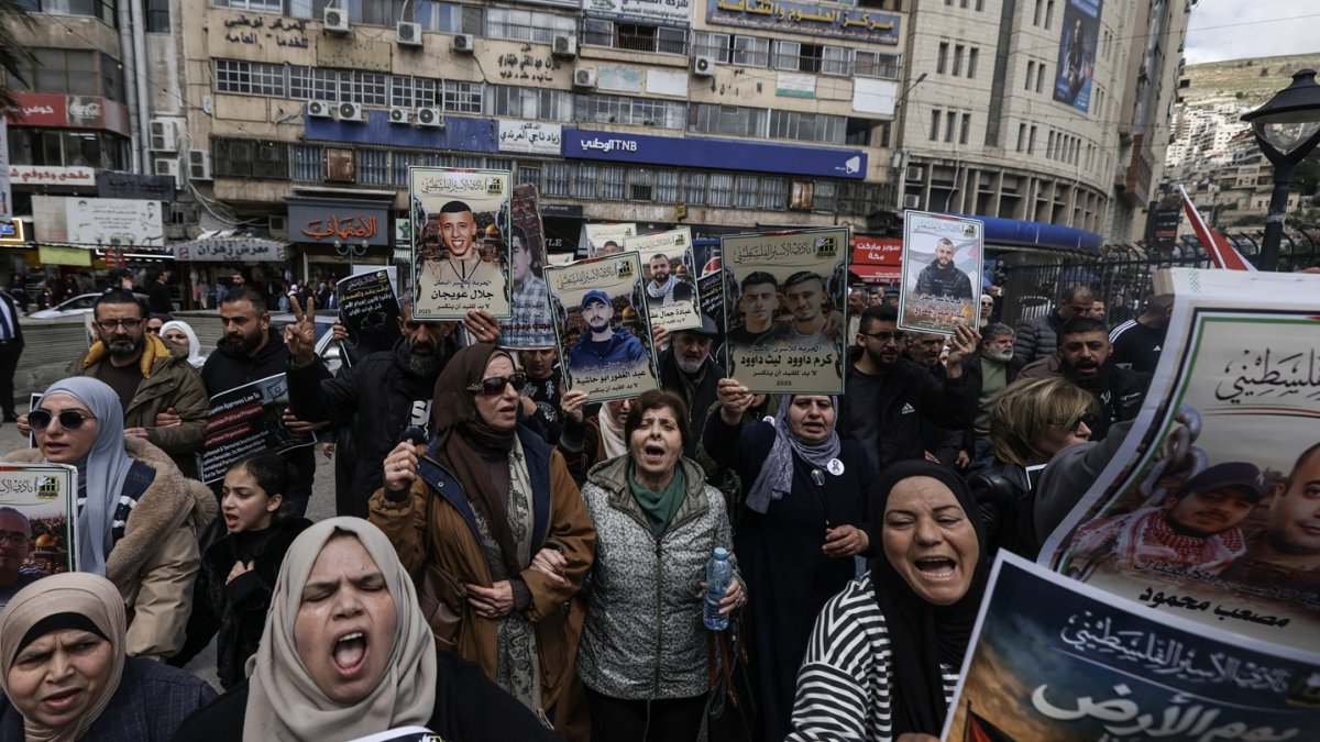 Familiares de presos palestinos portaban pancartas y coreaban consignas durante una manifestación en Nablus, ciudad de Cisjordania ocupada por Israel, el 31 de marzo de 2026.
