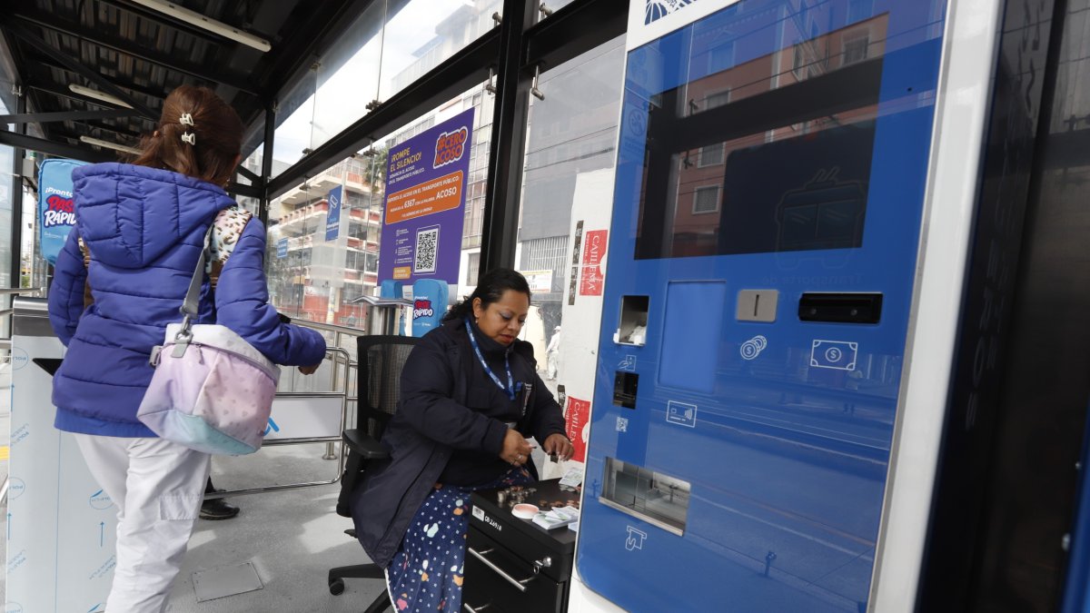 En todas las paradas del Trole ya se colocó los lectores de tarjetas y las máquinas para colocar el monto exacto del pasaje.