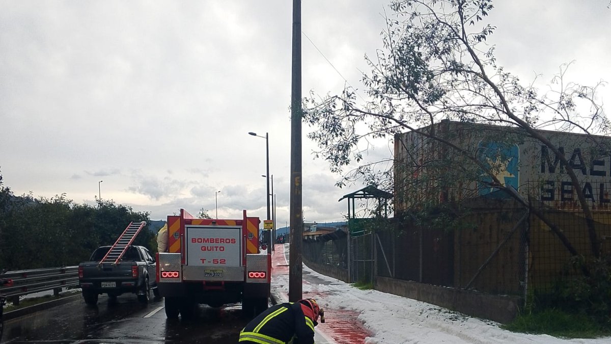 Los bomberos realizaron labores para evacuar el agua lluvia acumulada en la Ruta Viva.