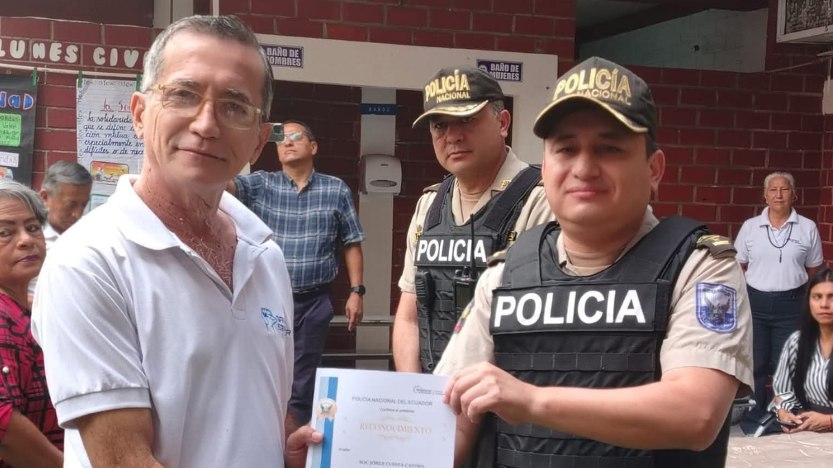 Momento en que Jorge Cuesta recibe un reconocimiento de la Policía Nacional del Ecuador.