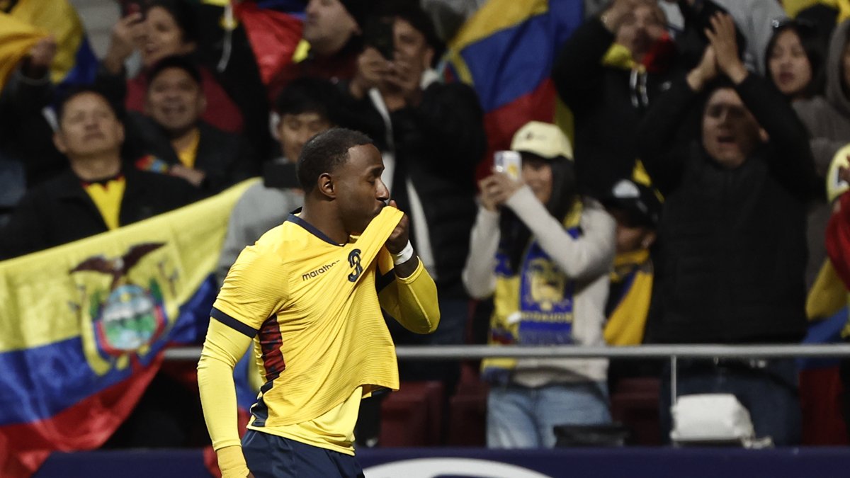 El delantero de Ecuador, John Yeboah, celebra el primer gol del combinado ecuatoriano durante el partido amistoso que los combinados nacionales de Marruecos y Ecuador disputan este viernes en el estadio Metropolitano, en Madrid.