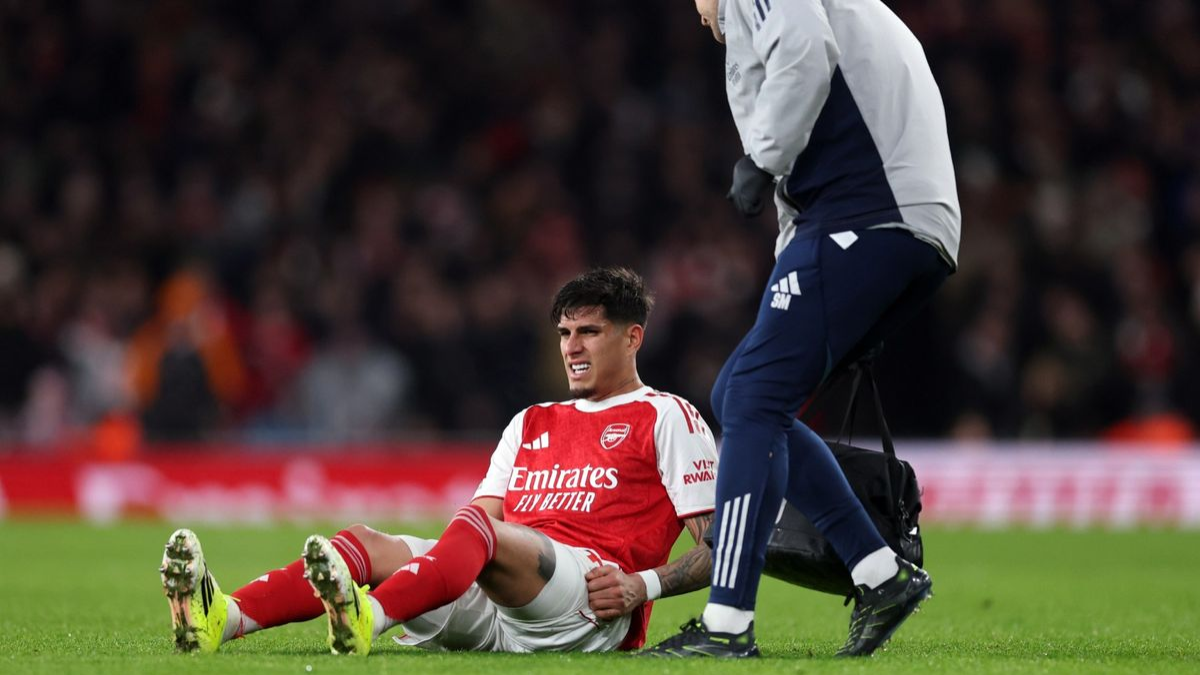 Piero Hincapié, defensa ecuatoriano del Arsenal, es atendido por el cuerpo médico tras lesionarse