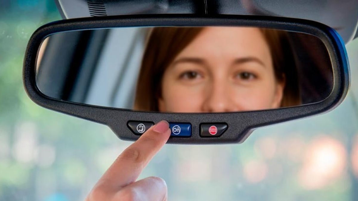 En una emergencia se debe presionar el botón rojo, nexo con la plataforma OnStar.