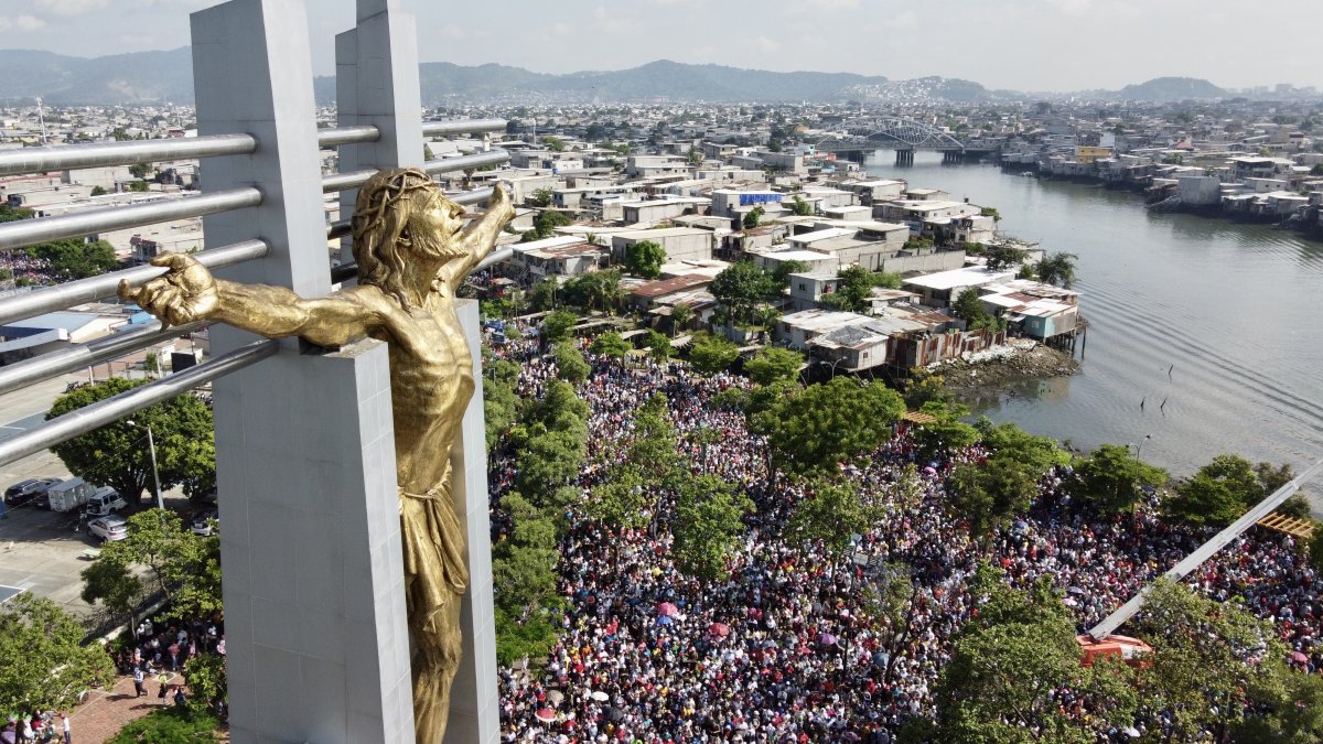 Cada año, cientos de ecuatorianos se congregan en la plaza donde se erige el Monumento a la Fe del Cristo del Consuelo, uno de los principales puntos de encuentro de esta manifestación religiosa.