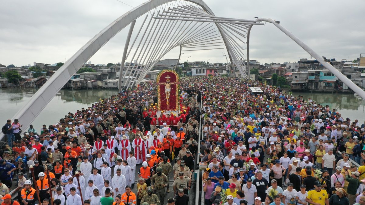 Una multitud de feligreses participó en la procesión del Cristo del Consuelo. Archivo.