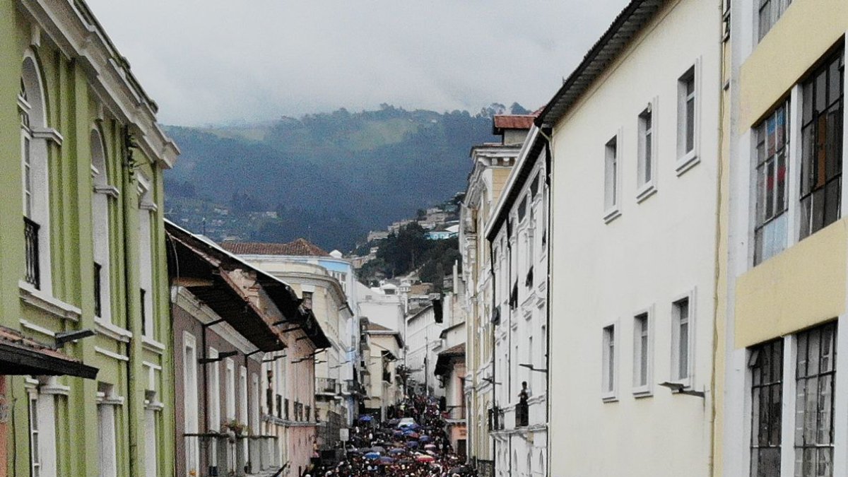 Fieles acompañan la procesión de Jesús del Gran Poder en el Centro Histórico de Quito durante el Viernes Santo.