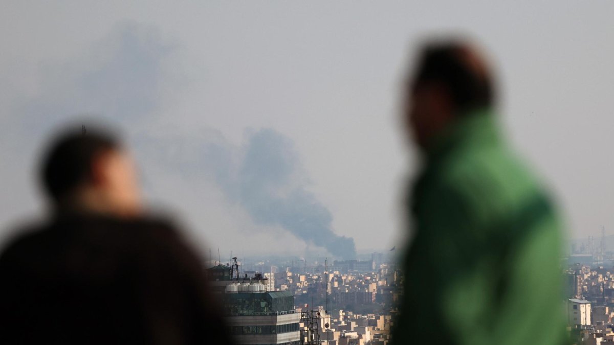 Se observa una columna de humo tras un ataque aéreo en el centro de Teherán, Irán, el 1 de abril de 2026.