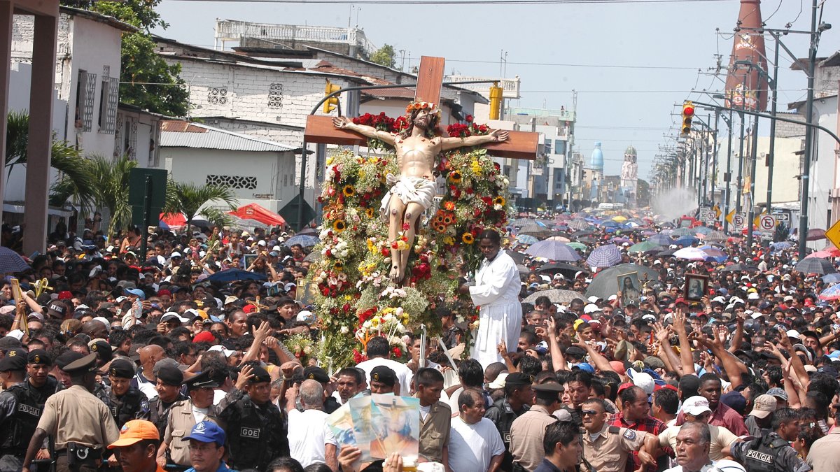 Históricamente, miles de personas han recorrido las calles de Guayaquil en la procesión del Cristo del Consuelo, apoyados por un operativo interinstitucional de seguridad y movilidad.