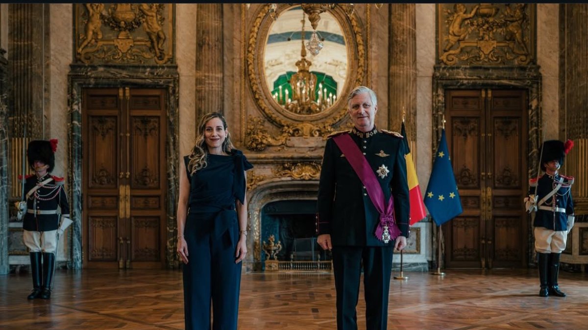 Andrea González y el rey Felipe de Bélgica durante la entrega de credenciales en Bruselas