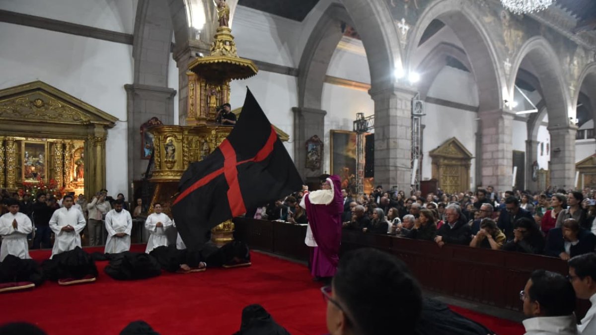 Arrastre de Caudas en Quito, 1 de abril de 2026: sacerdotes recorren la iglesia con caudas negras en solemne procesión de Semana Santa.
