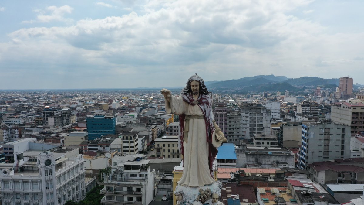 Una imagen de Jesucristo destaca en la cúpula de la Catedral de Guayaquil, ubicada en el centro de la ciudad.