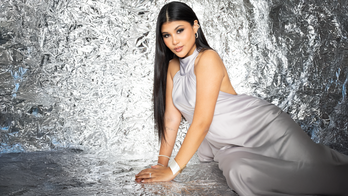 En este look, el gris se convierte en la base perfecta para lograr una combinación elegante, moderna y visualmente equilibrada.