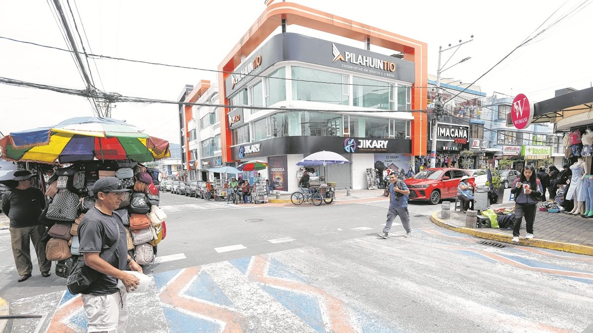 Referencia. La expansión urbana de Tumbaco impulsa la apertura de negocios sin LUAE o con uso inadecuado, lo cual genera preocupación.