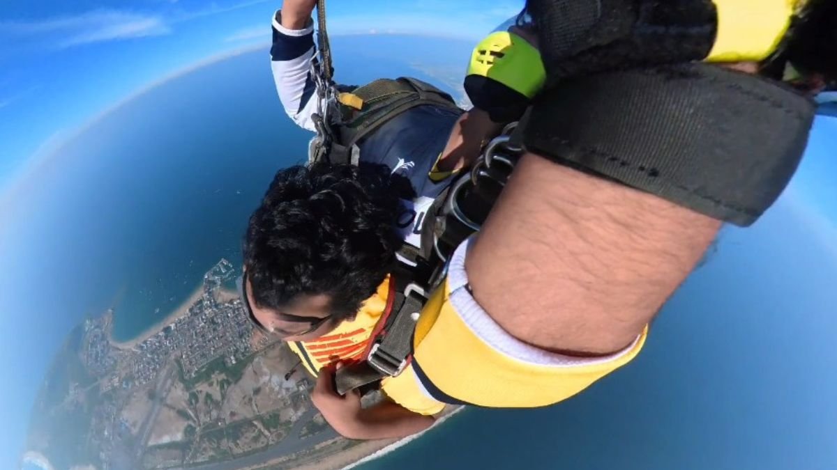 El periodista Schuberth Suing llevó su amor al Barcelona SC al límite al lanzarse en paracaídas tras la clasificación de Barcelona SC.