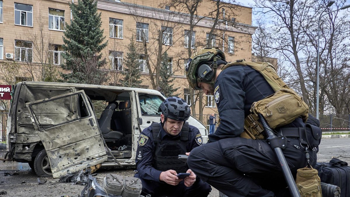 Expertos ucranianos trabajan en el lugar de un ataque con drones rusos en una zona residencial de Járkov, el 3 de abril de 2026, en medio de la invasión rusa.