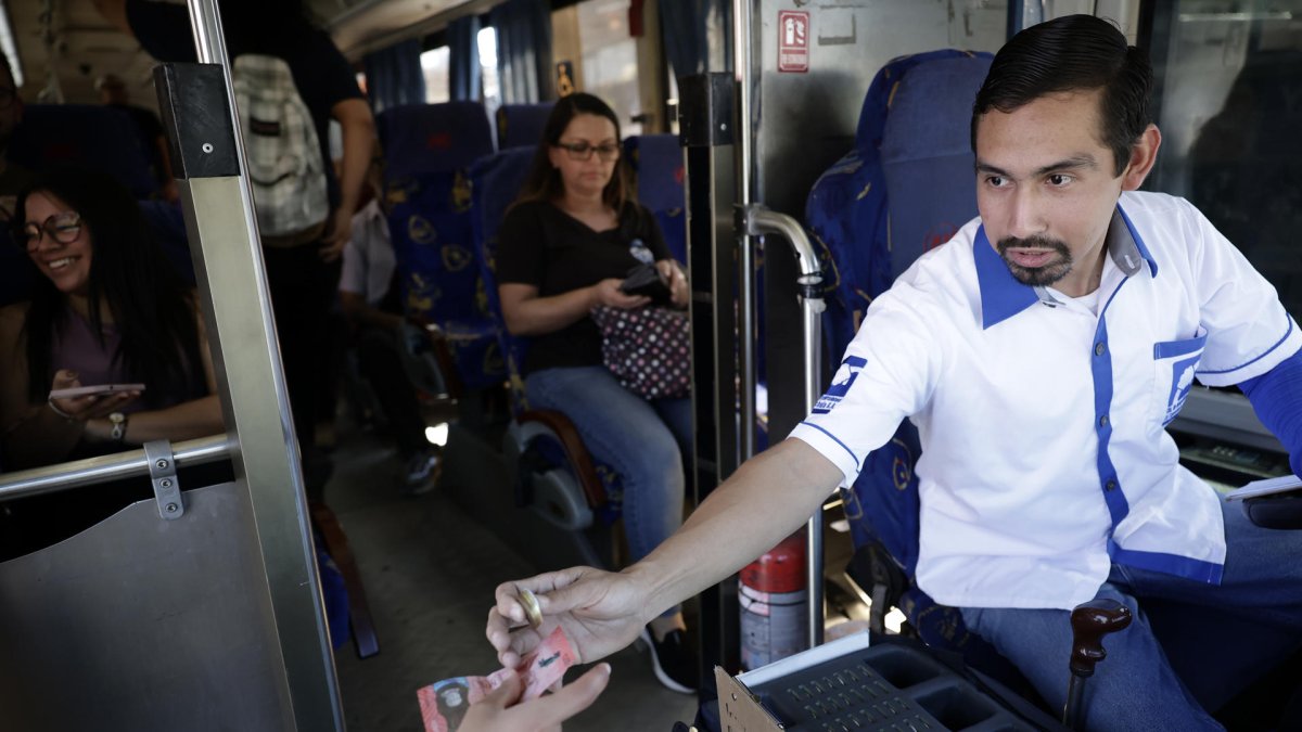 El conductor salvadoreño Irving Ayala trabajando en San Antonio de Escazú (Costa Rica)