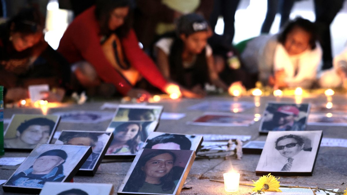Fotografía de archivo que muestra imágenes de defensores asesinados y desaparecidos en Ciudad de México (México).