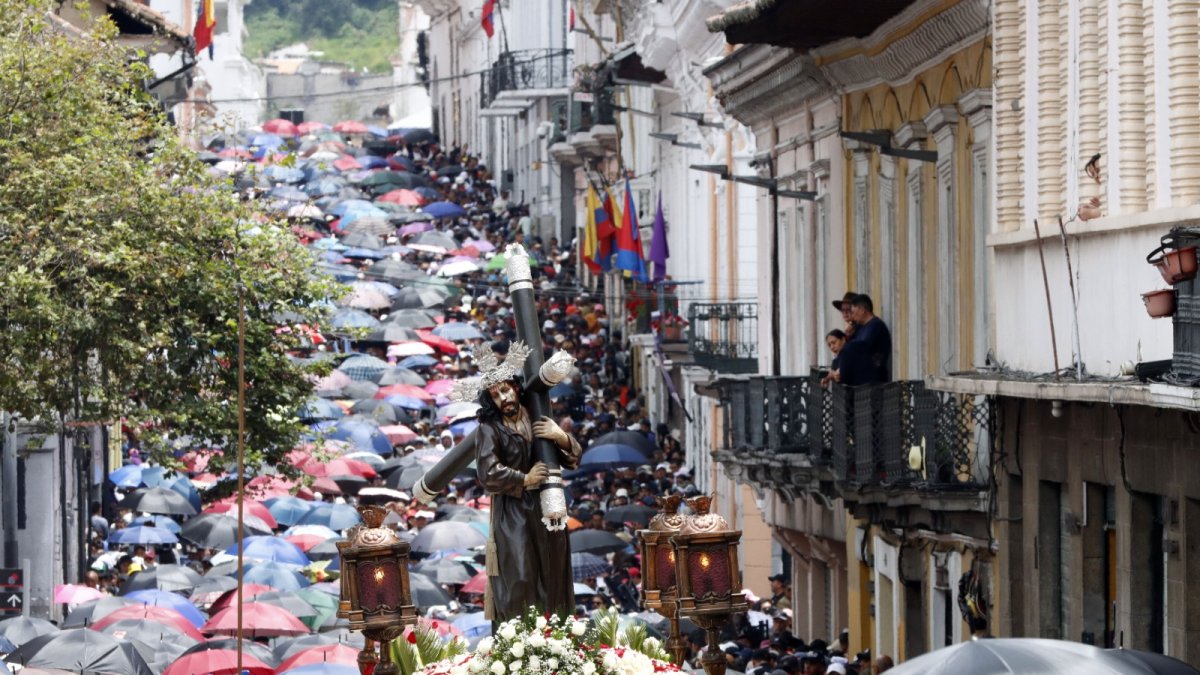 La imagen de Jesús del Gran Poder recorrió cuatro horas las calles del centro de Quito.