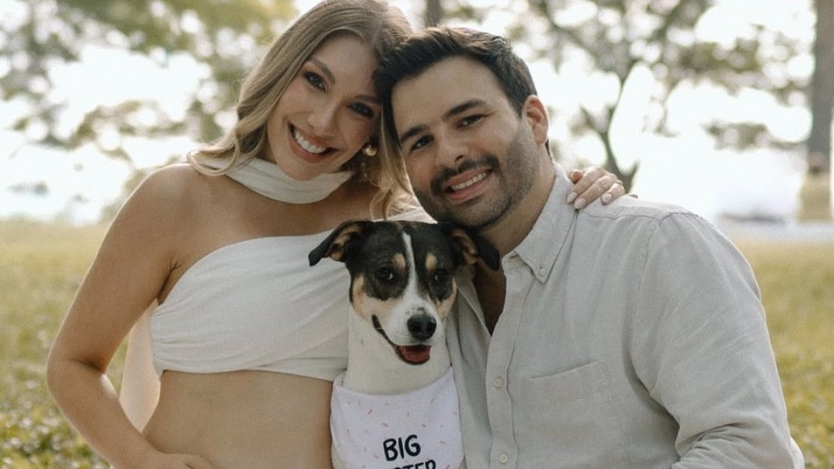 Emiliana Valdez con su esposo y su mascota.