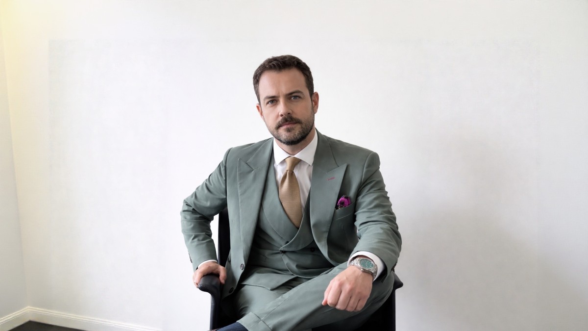 La IA apuesta por un traje mejor estructurado, elevando la imagen institucional.