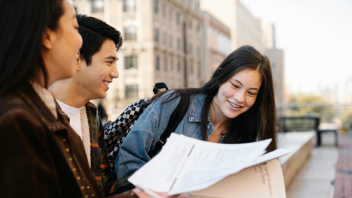 La SENESCYT ofrece financiamiento para que estudiantes ecuatorianos continúen sus estudios de cuarto nivel en el extranjero.