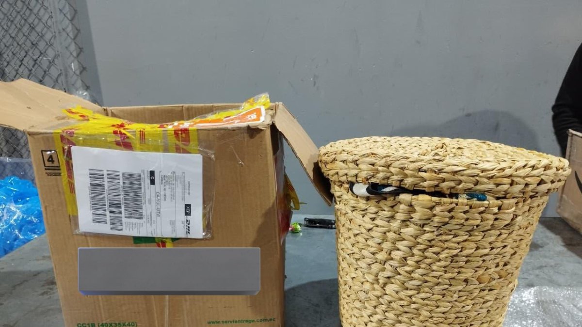 En total, la Policía enconctró cuatro planchas de cocaína en la caja.