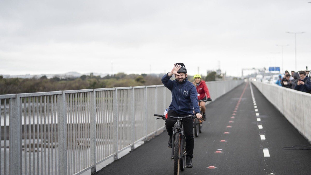 El expresidente de Chile, Gabriel Boric, inauguró dos primeros tramos de la ciclovía.