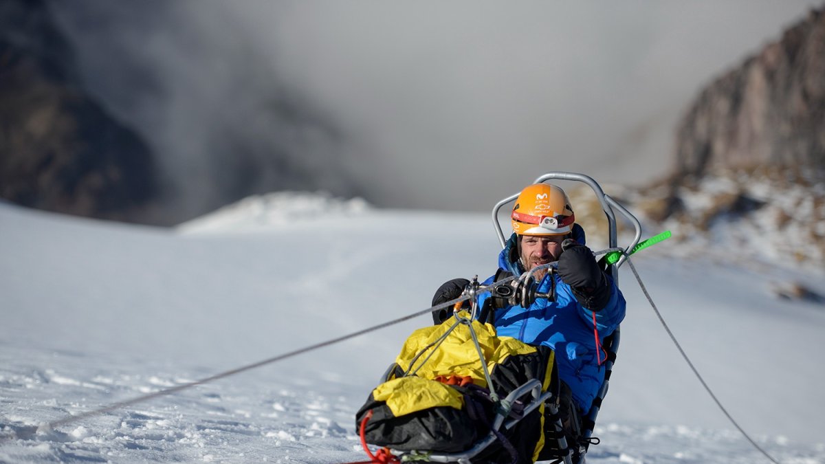 Carrasco realizó el ascenso al Cayambe, donde llegó hasta los 5.600 metros, antes de descender en parapente.