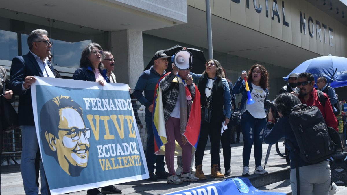 Los familiares de Fernando Villavicencio piden justicia y conocer la verdad sobre quiénes ordenaron su asesinato.