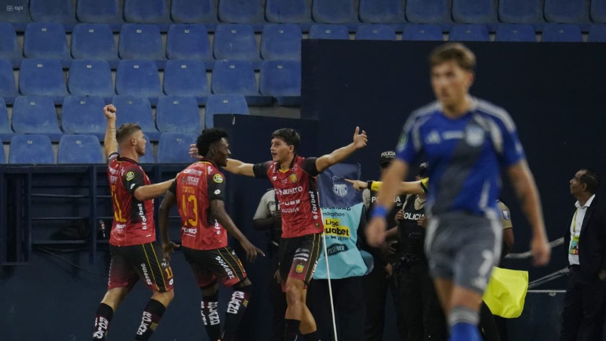 Los jugadores del Deportivo Cuenca celebran uno de los dos tantos con los que vencieron a Emelec en Guayaquil.