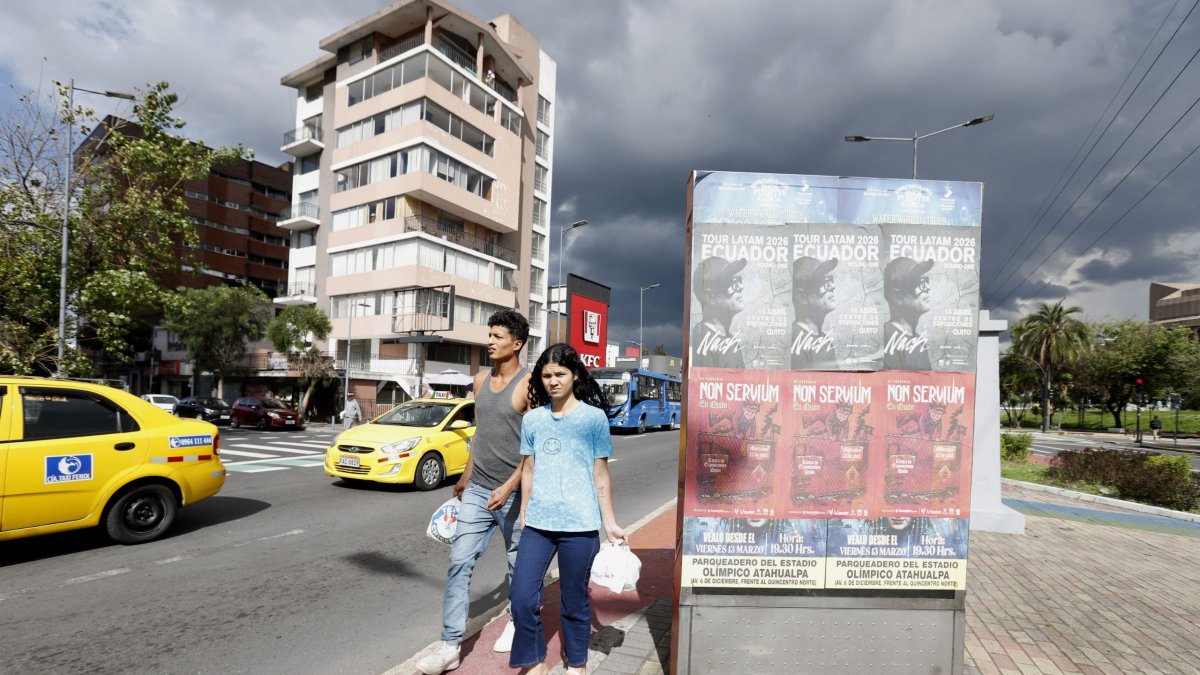 Afiches de todos los tamaños se superponen en los mupis. En la actualidad los espacios están en un limbo jurídico.