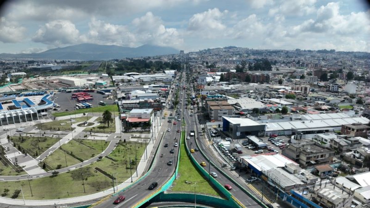 Los carriles centrales de la avenida Galo Plaza Lasso ya fueron rehabilitados.